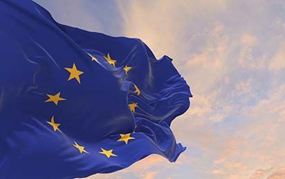 EU-Flagge weht im Wind.jpg