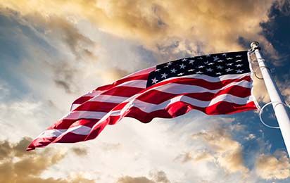 Amerikanische Flagge weht im Wind.jpg