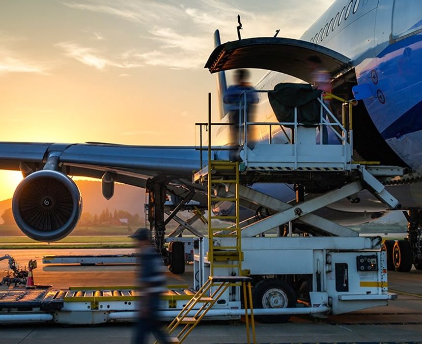 Fracht wird in Flugzeug verladen.jpg