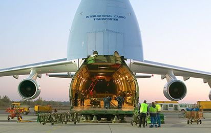 Frachtflugzeugzeug mit offener Heckklappe.jpg