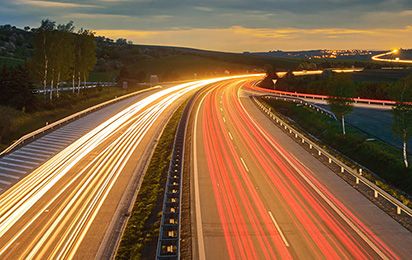 Straße bei Nacht mit Autolichtern 1.jpg