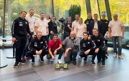 Hockeymatch im Firmengebäude