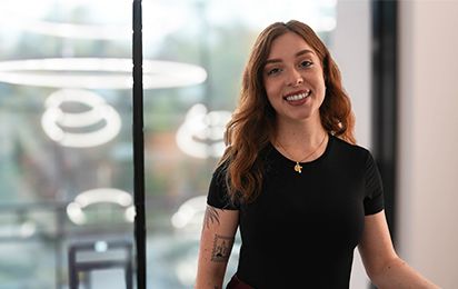 Mitarbeiterin im Treppenhaus.jpg