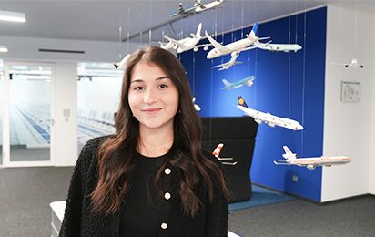 Mitarbeiterin im Aufzugsvorbereich.jpg