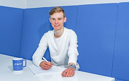 Mitarbeiter schreibt etwas auf.jpg