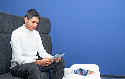 Mitarbeiter mit Tablet in der Hand.jpeg