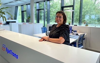 Mitarbeiterin steht am Empfang.jpg