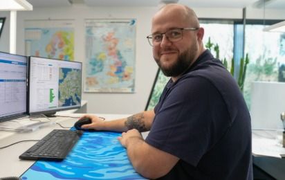 Mitarbeiter am Arbeitsplatz.jpeg