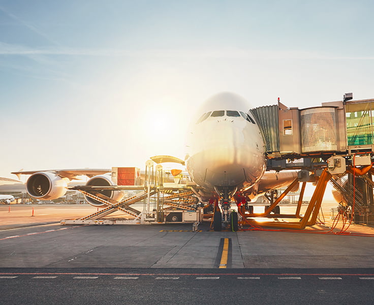 Flugzeug bei Sonnenuntergang.jpg