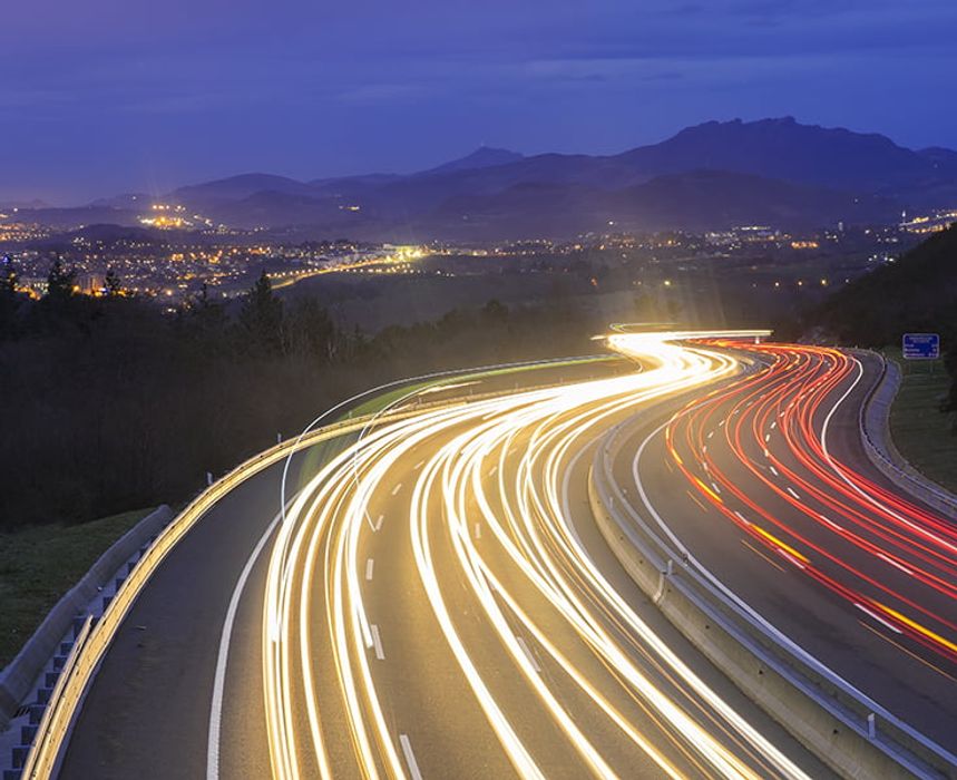 Straße bei Nacht mit Autolichtern 2.jpg